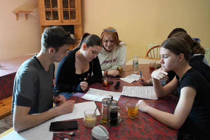 Grupa młodzieży pracująca nad projektem